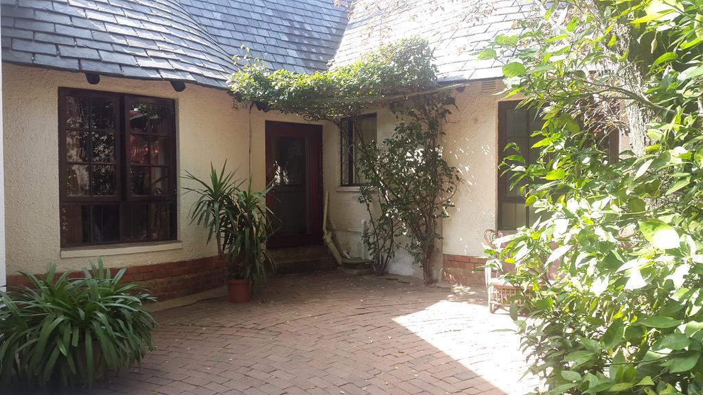 Rosebank Lodge & Backpacker โจฮันเนสเบิร์ก ภายนอก รูปภาพ